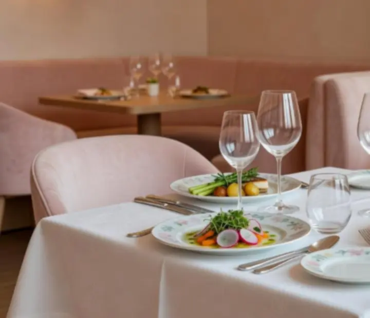 Eleganckie dania restauracyjne podane w pastelowej aranżacji